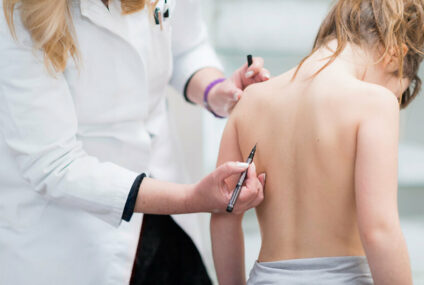 La scoliose : de la détection à une prise en charge adaptée